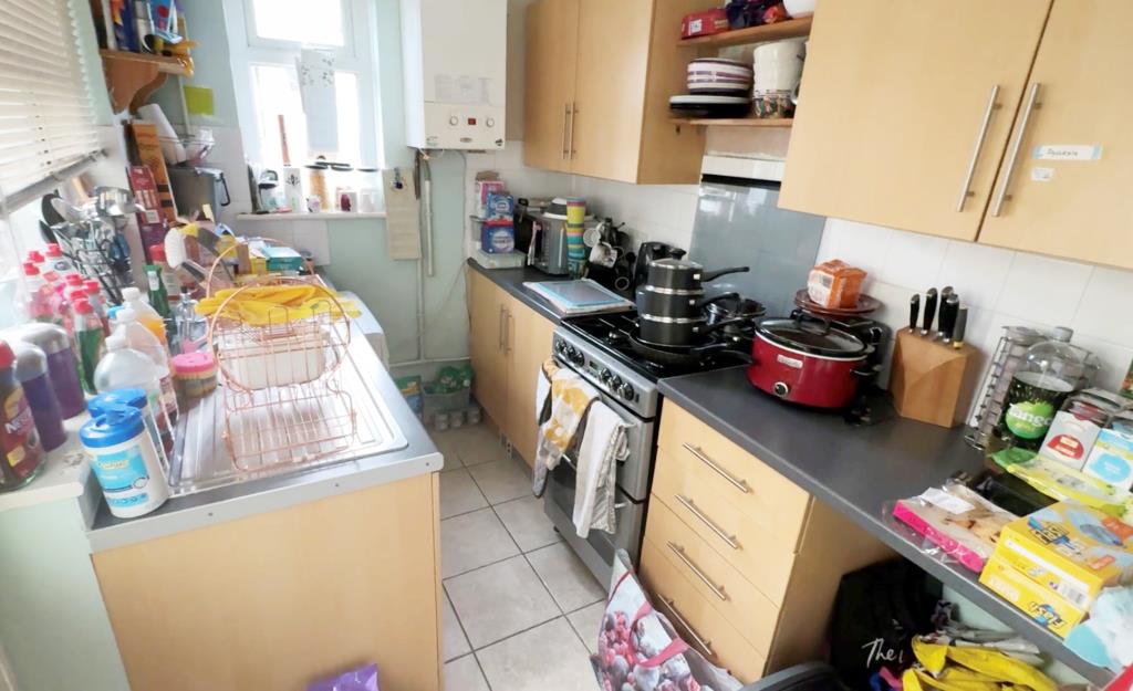 Lot: 95 - TWO-BEDROOM END-TERRACE HOUSE FOR INVESTMENT - Kitchen